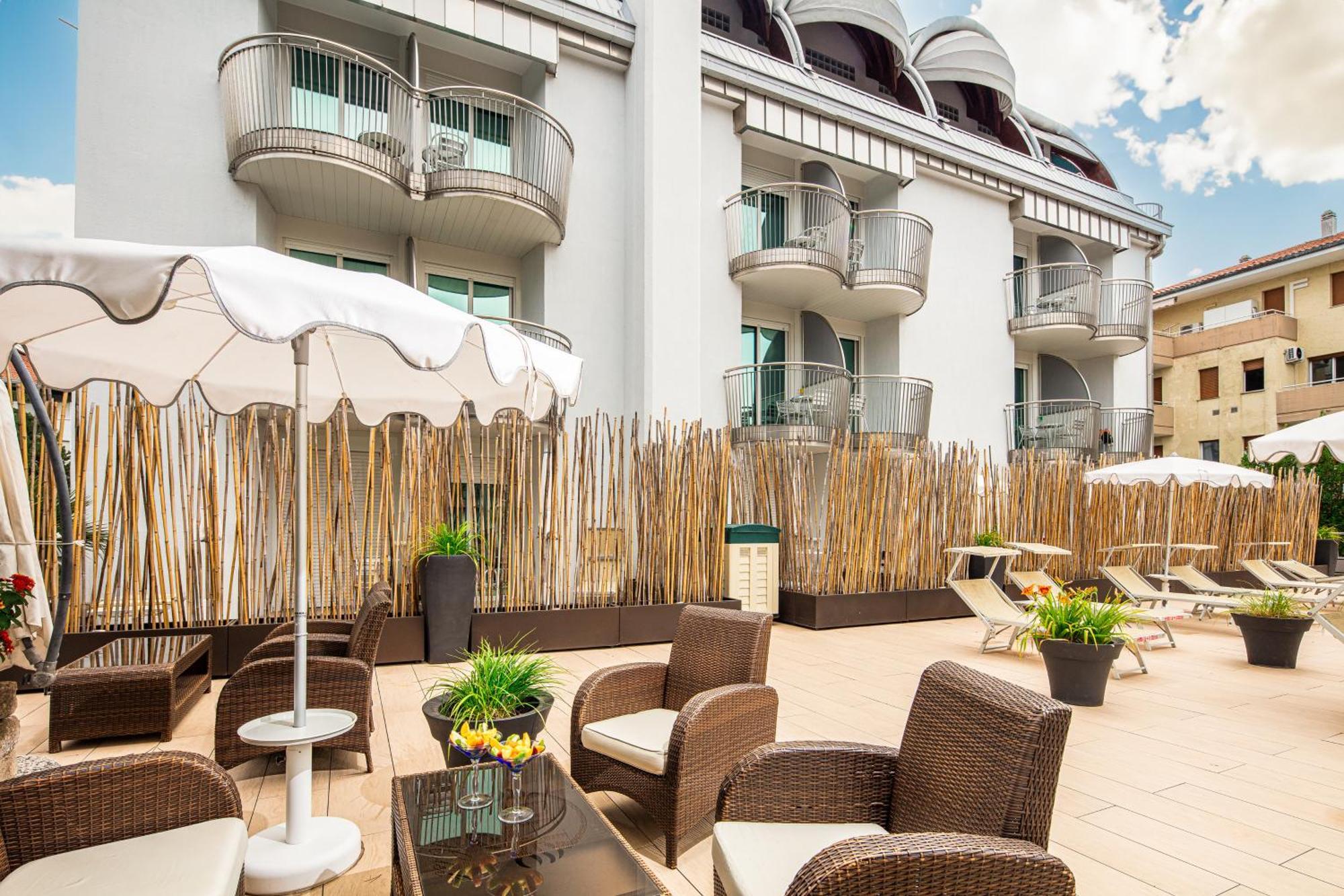 Park Hotel Lignano Sabbiadoro Bagian luar foto