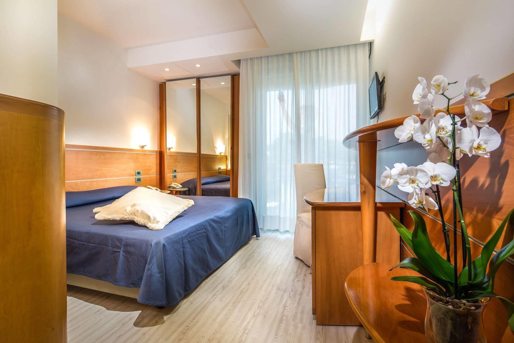 Park Hotel Lignano Sabbiadoro Bagian luar foto